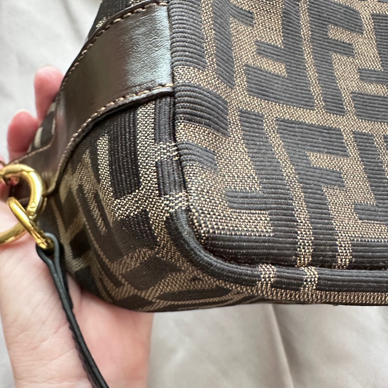 FENDI熱門款 老花金扣飯盒包，帆布內里，手提腋下兩用-13