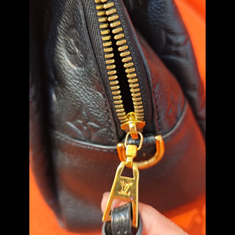 LV黑壓紋金釦肩背包❤️-5