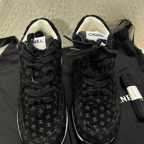 CHANEL香奈兒 牛皮皮革 印花 低幫 生活休閒鞋 女款 黑色 閒置未使用