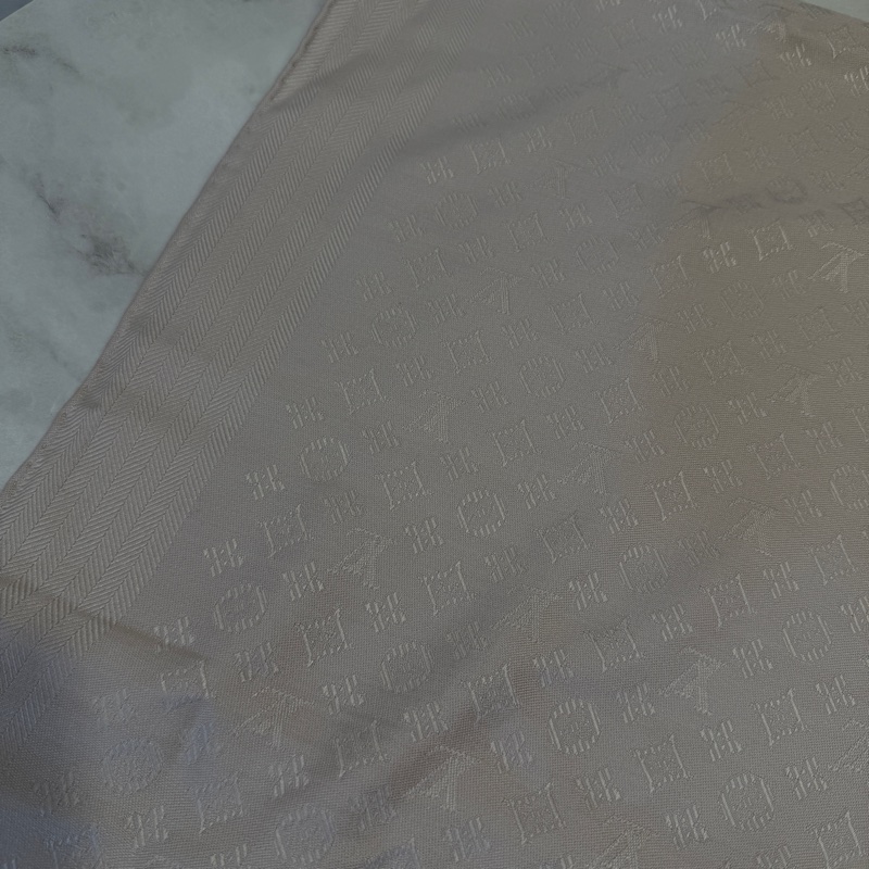 LV 奶油色羊毛滿版Logo Evermore披肩M77646-2