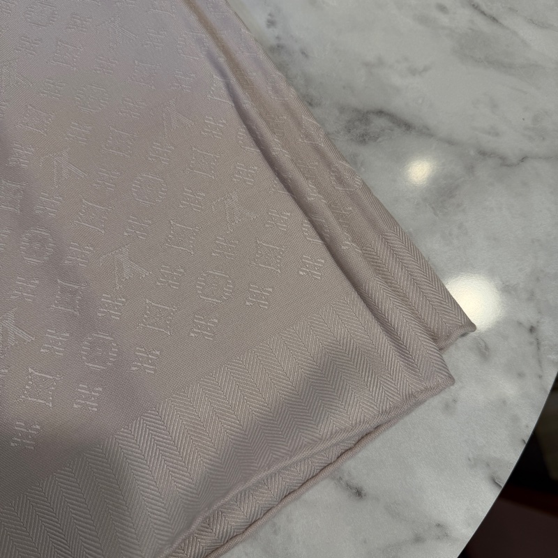 LV 奶油色羊毛滿版Logo Evermore披肩M77646-4