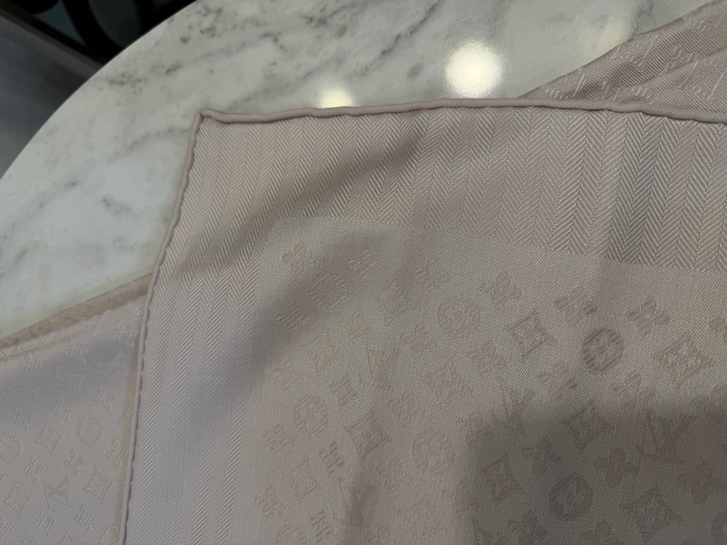 LV 奶油色羊毛滿版Logo Evermore披肩M77646-6