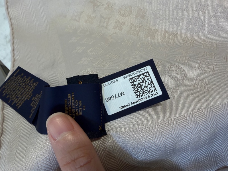 LV 奶油色羊毛滿版Logo Evermore披肩M77646-8