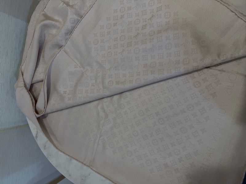 LV 奶油色羊毛滿版Logo Evermore披肩M77646-9