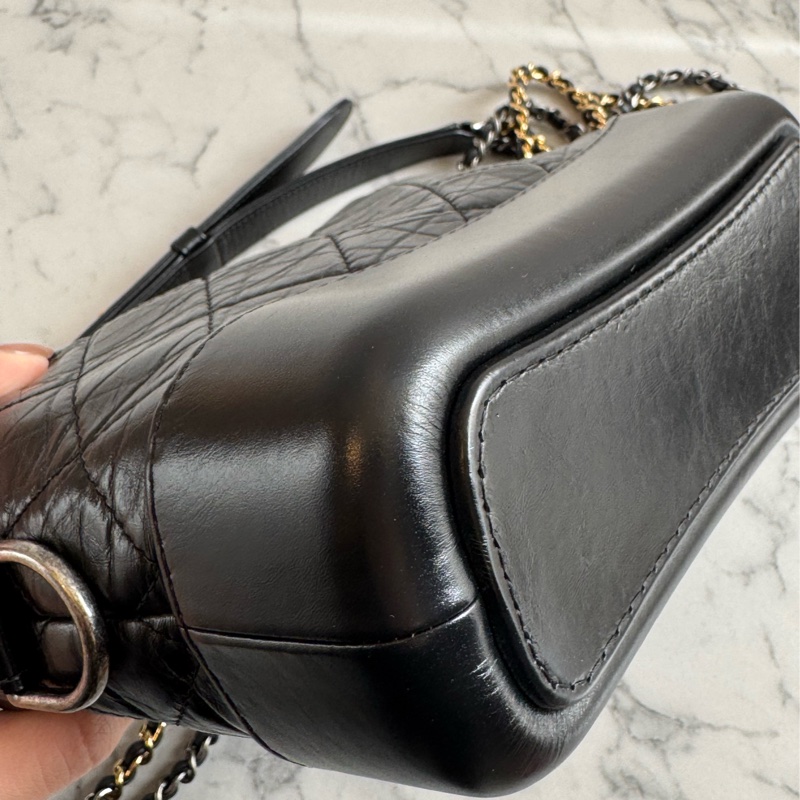 Chanel黑色復古金雙C流浪包-5