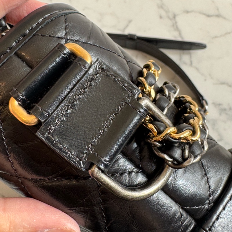 Chanel黑色復古金雙C流浪包-12