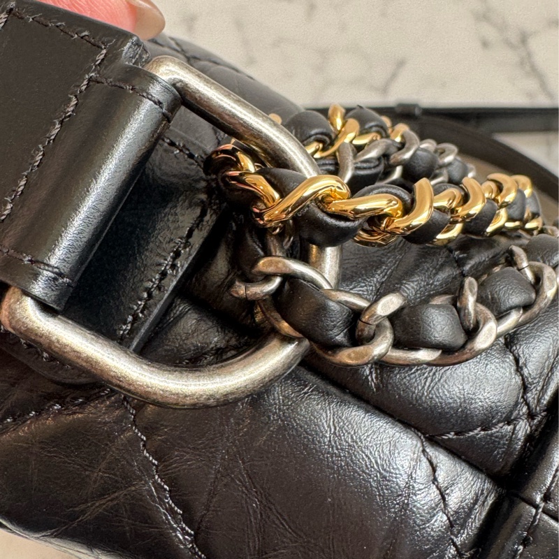 Chanel黑色復古金雙C流浪包-13