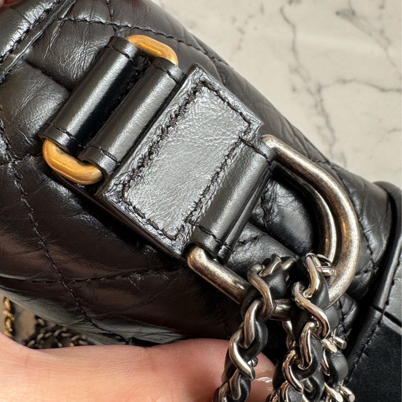 Chanel黑色復古金雙C流浪包-16