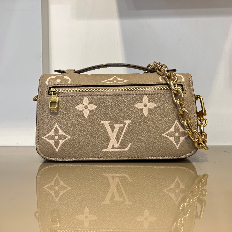 LV斑鳩灰牛皮壓紋PochetteMetisEastWest手提肩斜背包-1