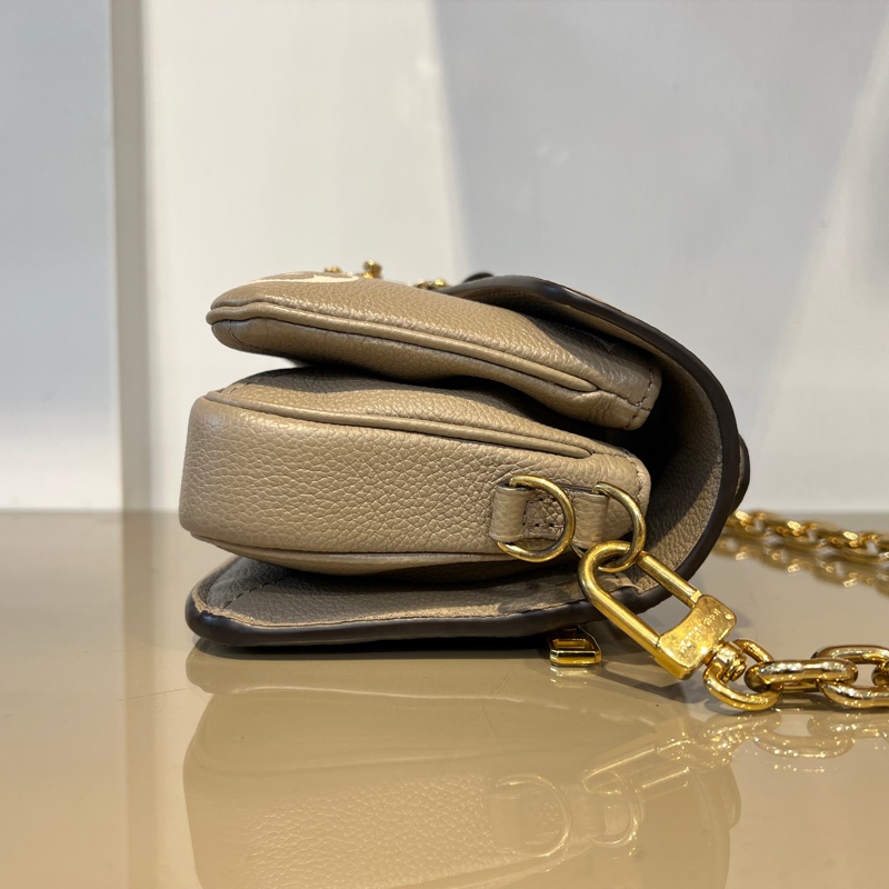 LV斑鳩灰牛皮壓紋PochetteMetisEastWest手提肩斜背包-5