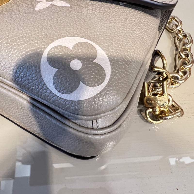 LV斑鳩灰牛皮壓紋PochetteMetisEastWest手提肩斜背包-6