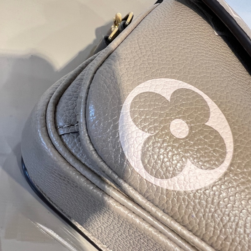 LV斑鳩灰牛皮壓紋PochetteMetisEastWest手提肩斜背包-8