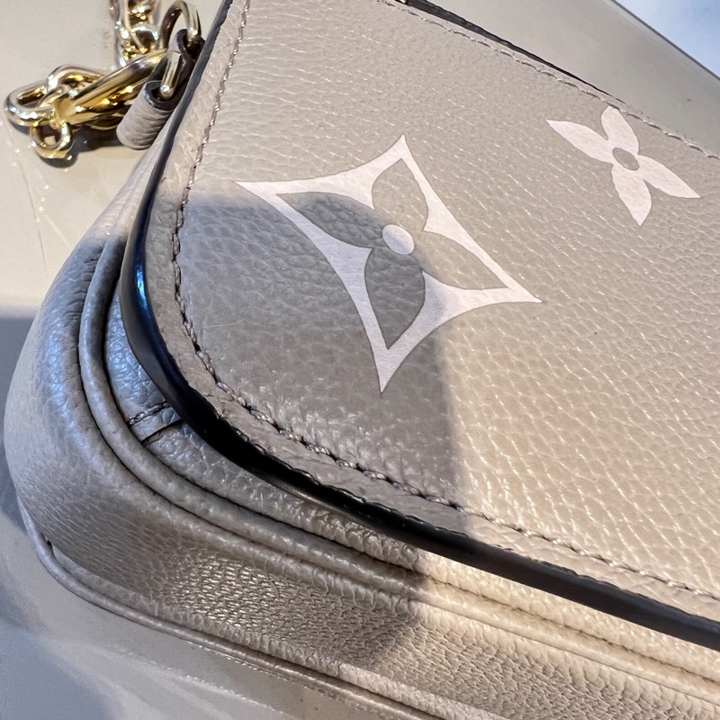 LV斑鳩灰牛皮壓紋PochetteMetisEastWest手提肩斜背包-9