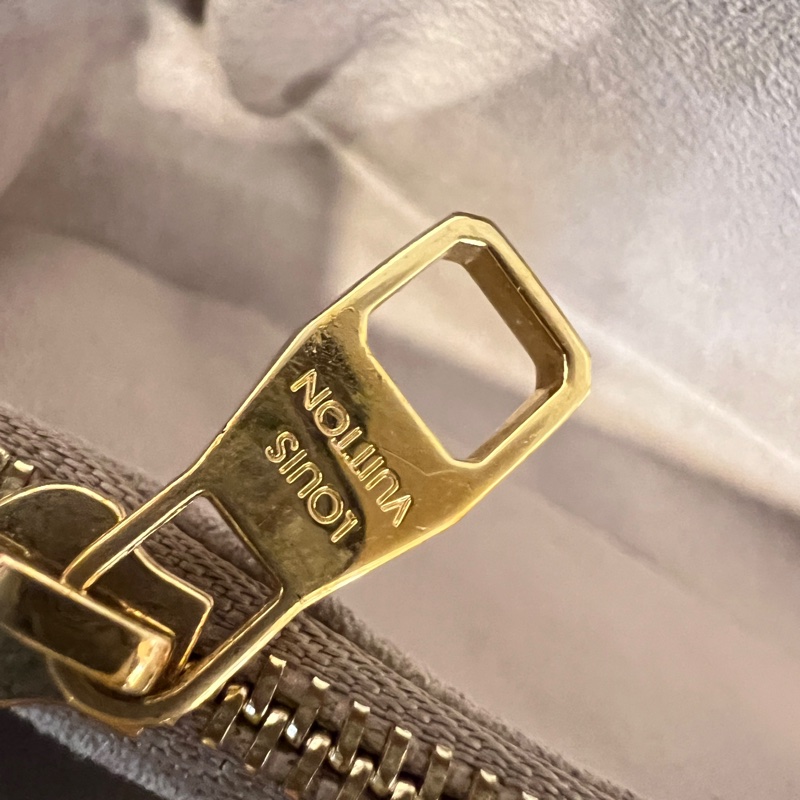 LV斑鳩灰牛皮壓紋PochetteMetisEastWest手提肩斜背包-11