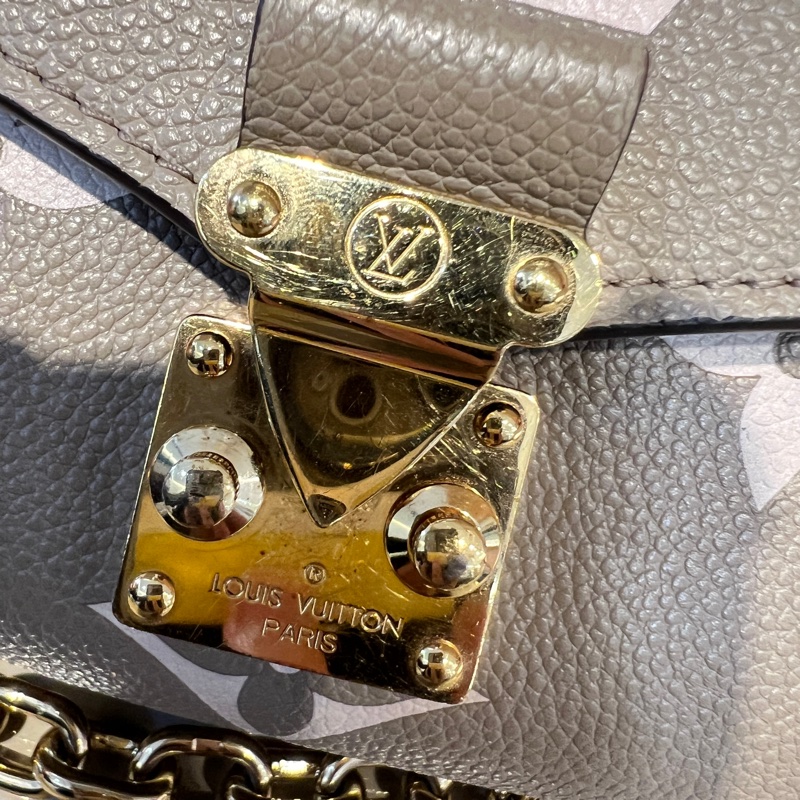 LV斑鳩灰牛皮壓紋PochetteMetisEastWest手提肩斜背包-13