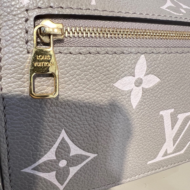 LV斑鳩灰牛皮壓紋PochetteMetisEastWest手提肩斜背包-14