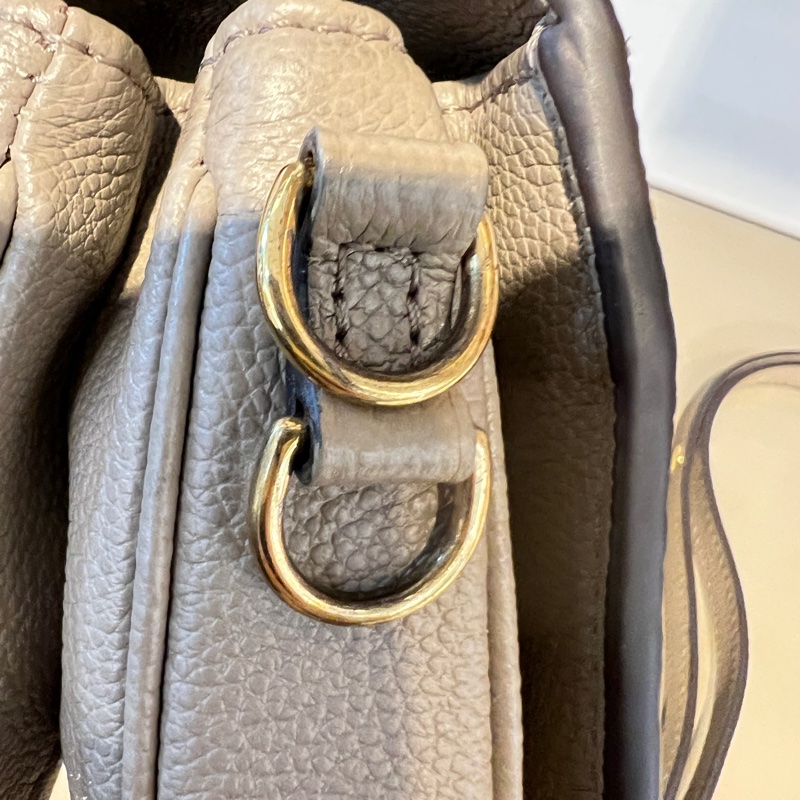 LV斑鳩灰牛皮壓紋PochetteMetisEastWest手提肩斜背包-15