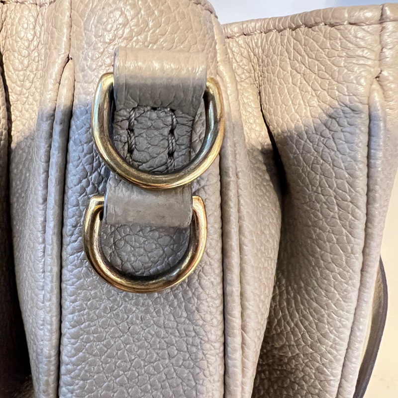 LV斑鳩灰牛皮壓紋PochetteMetisEastWest手提肩斜背包-16