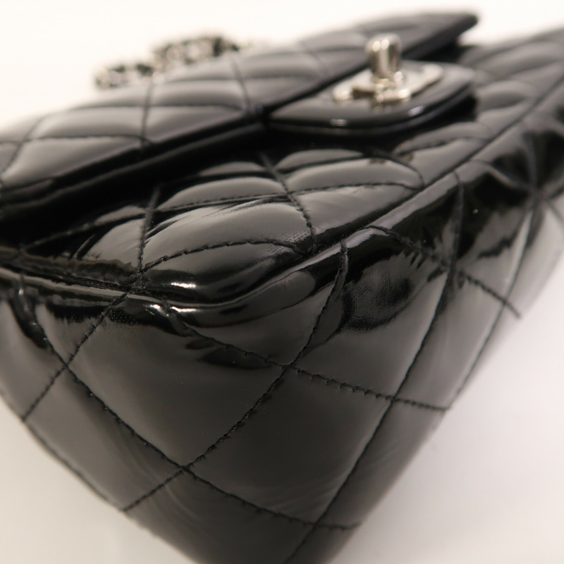 CHANEL 漆皮皮革Mini Classic 20銀扣鏈帶肩背袋-5