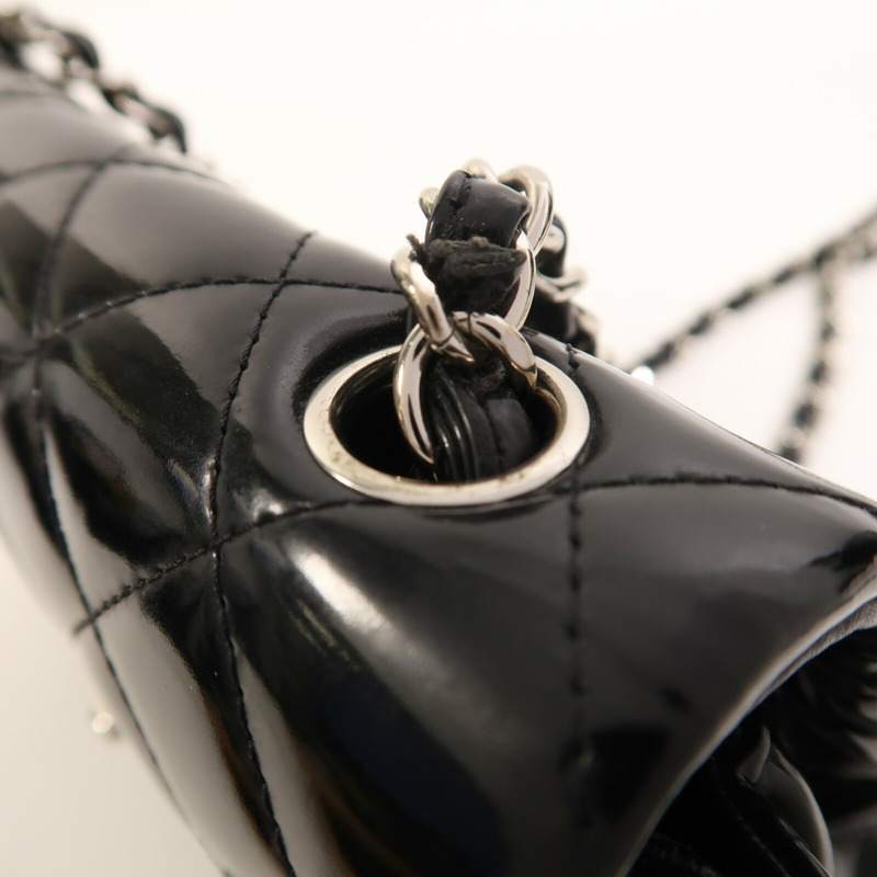 CHANEL 漆皮皮革Mini Classic 20銀扣鏈帶肩背袋-10