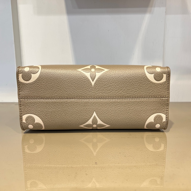 LV斑鳩灰牛皮壓紋OnTheGo PM金釦手提肩斜背包-2