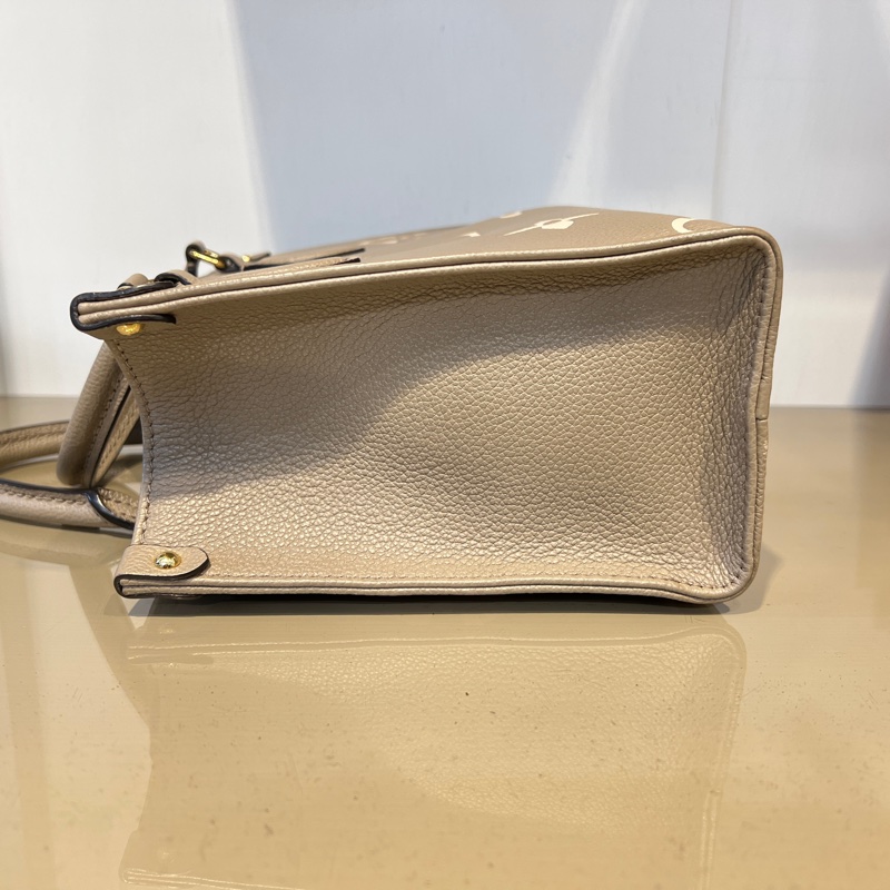 LV斑鳩灰牛皮壓紋OnTheGo PM金釦手提肩斜背包-3