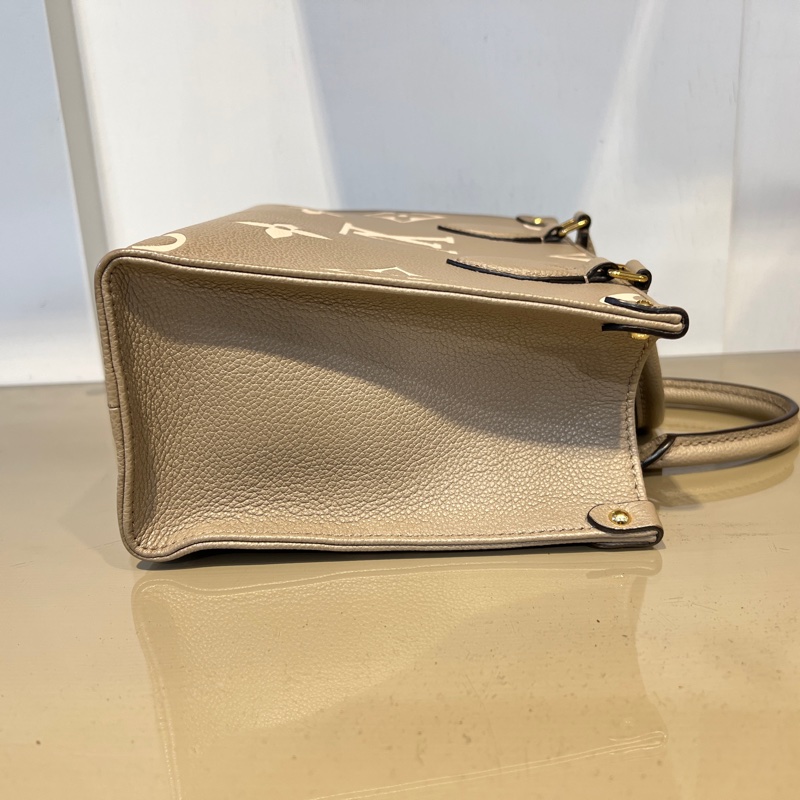 LV斑鳩灰牛皮壓紋OnTheGo PM金釦手提肩斜背包-4