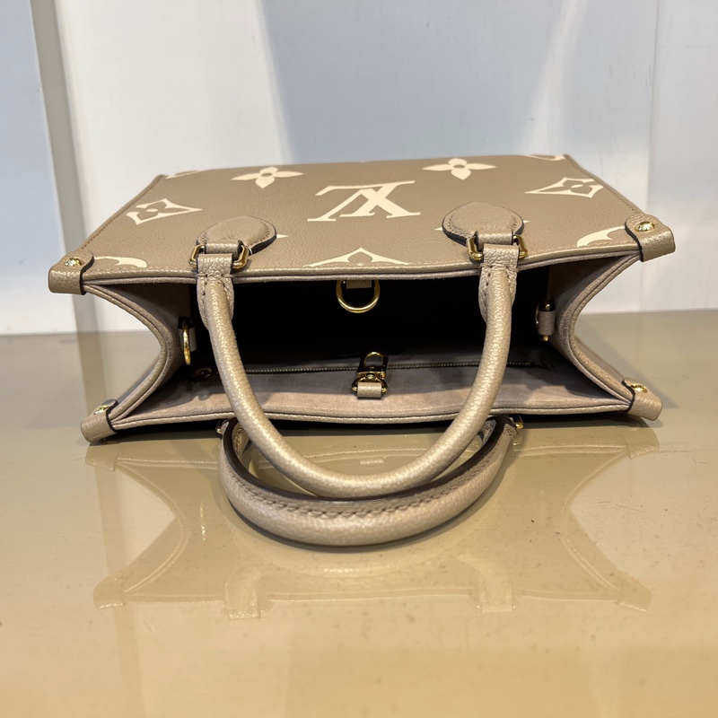 LV斑鳩灰牛皮壓紋OnTheGo PM金釦手提肩斜背包-5