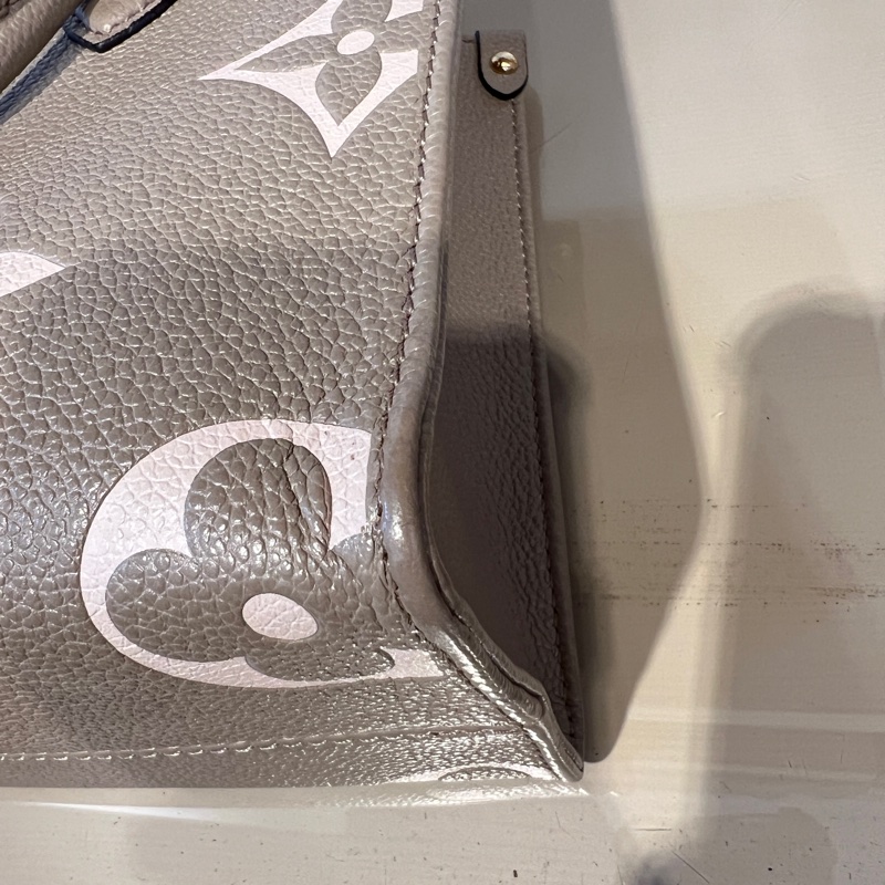 LV斑鳩灰牛皮壓紋OnTheGo PM金釦手提肩斜背包-8