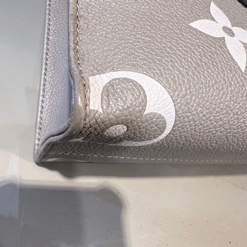 LV斑鳩灰牛皮壓紋OnTheGo PM金釦手提肩斜背包-9