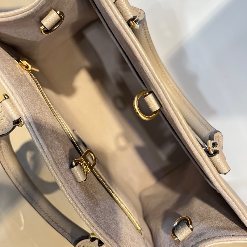 LV斑鳩灰牛皮壓紋OnTheGo PM金釦手提肩斜背包-10