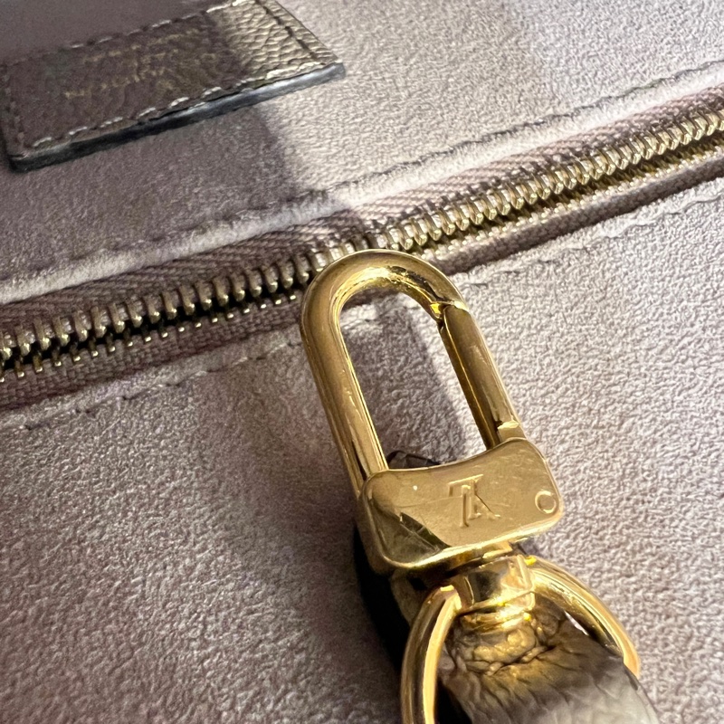 LV斑鳩灰牛皮壓紋OnTheGo PM金釦手提肩斜背包-11