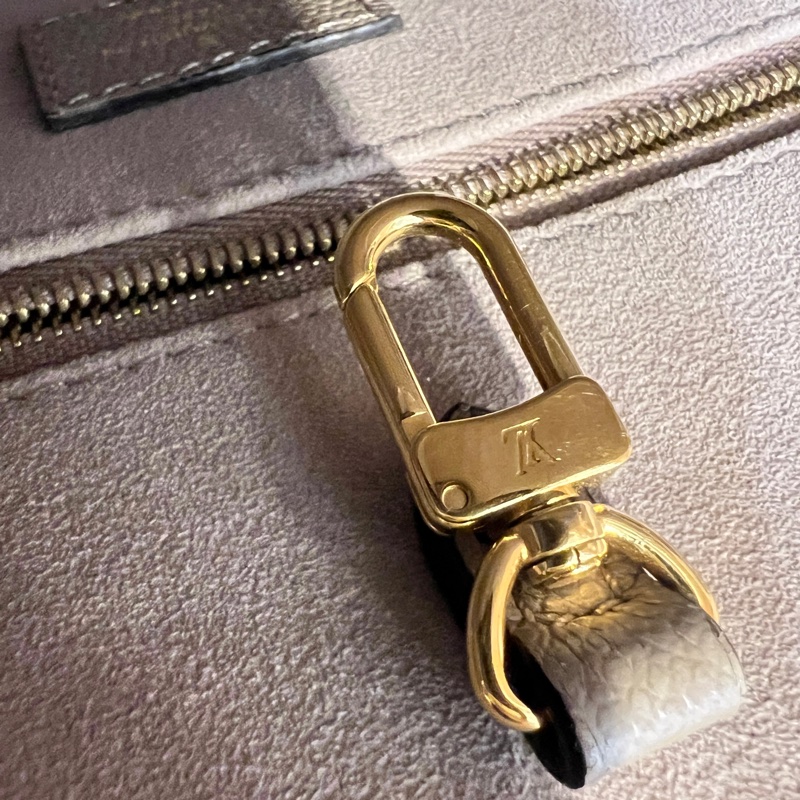 LV斑鳩灰牛皮壓紋OnTheGo PM金釦手提肩斜背包-12