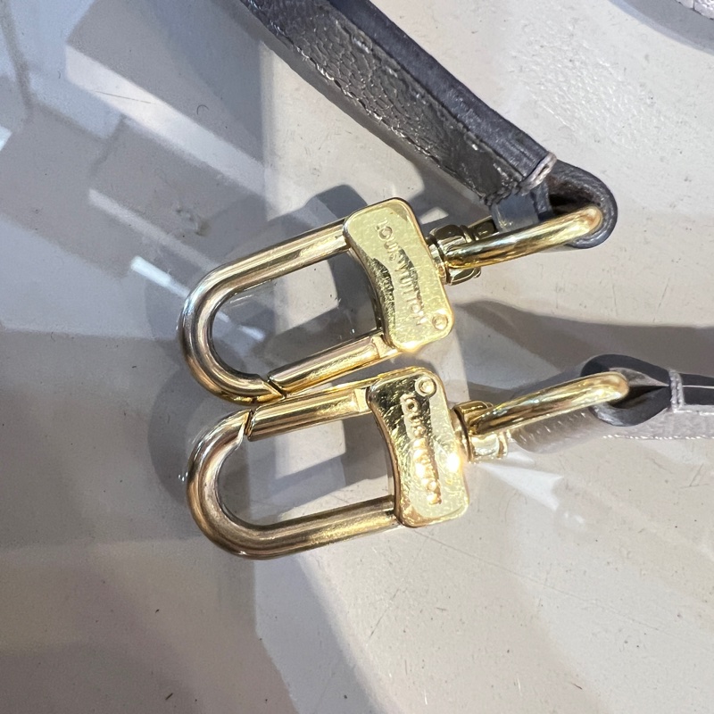 LV斑鳩灰牛皮壓紋OnTheGo PM金釦手提肩斜背包-13