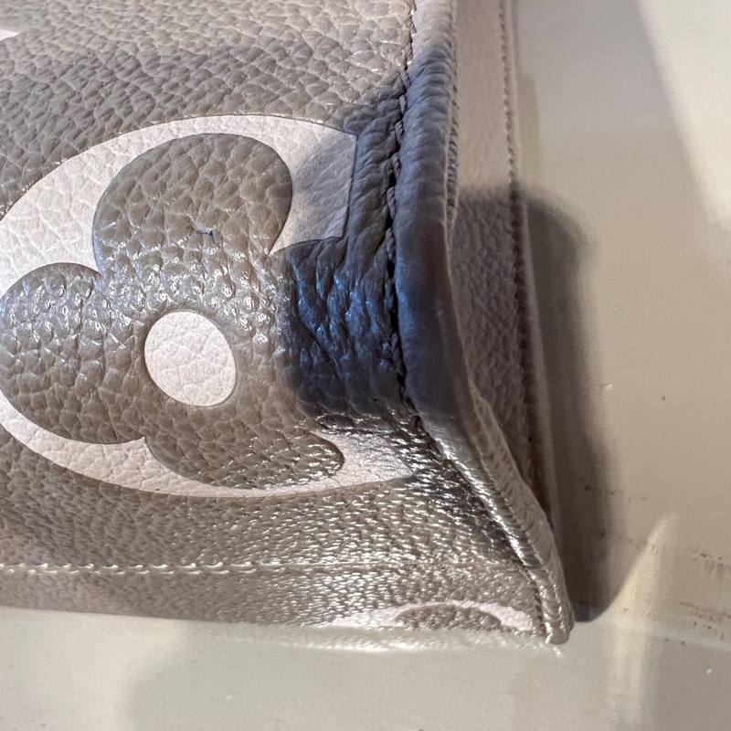 LV斑鳩灰牛皮壓紋OnTheGo PM金釦手提肩斜背包-18