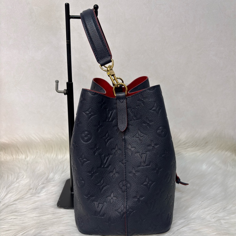 LV M45306 MM Nano Noé 荔枝皮 海軍藍 紅 雙色 水桶包 肩背包 側背包 斜背包 兩用包-2