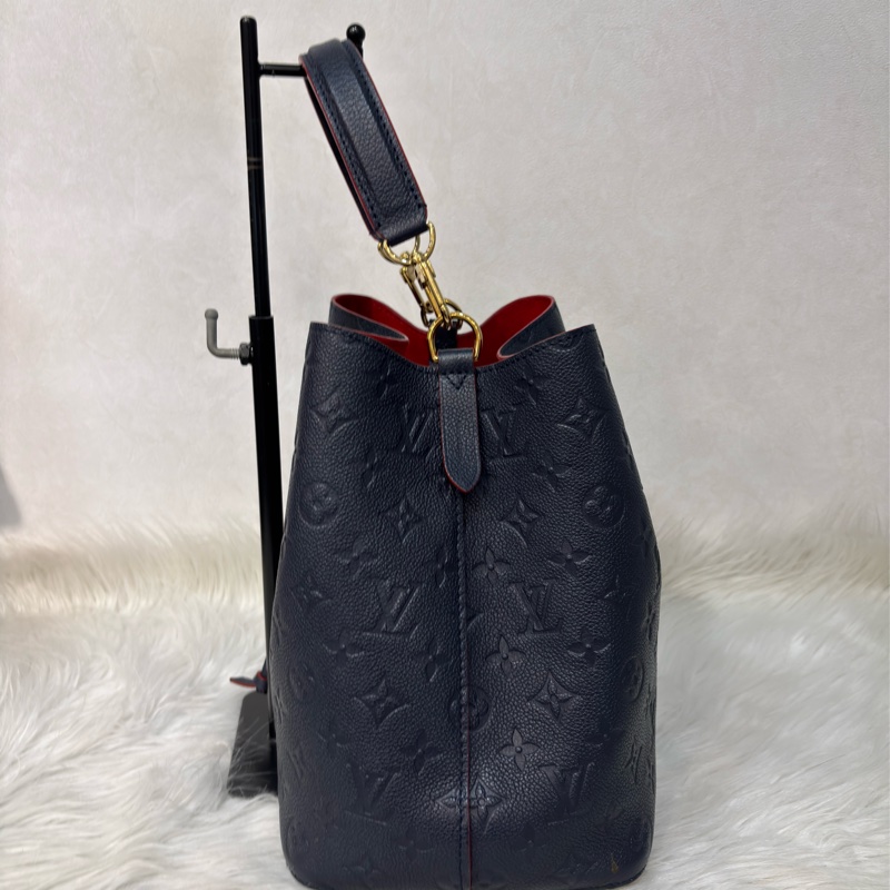 LV M45306 MM Nano Noé 荔枝皮 海軍藍 紅 雙色 水桶包 肩背包 側背包 斜背包 兩用包-5