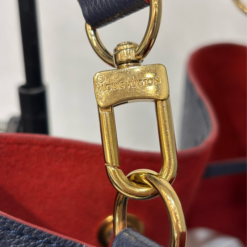 LV M45306 MM Nano Noé 荔枝皮 海軍藍 紅 雙色 水桶包 肩背包 側背包 斜背包 兩用包-6