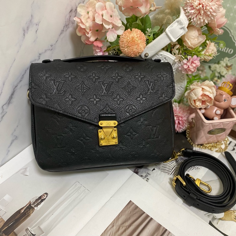 LV POCHETTE METIS 牛皮黑壓紋郵差包🏅-0