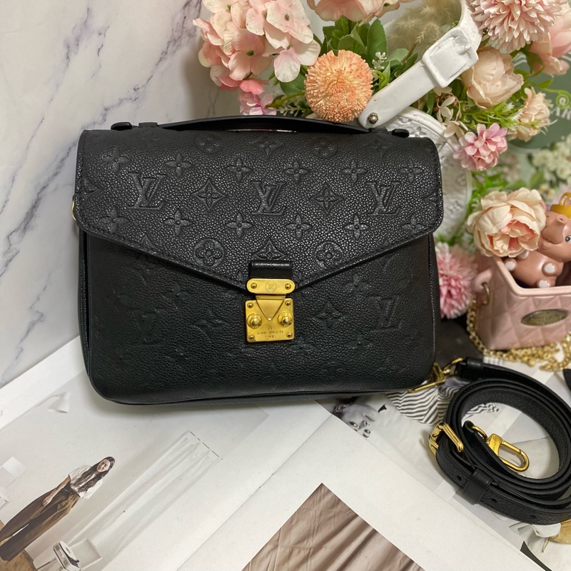 LV POCHETTE METIS 牛皮黑壓紋郵差包🏅-1