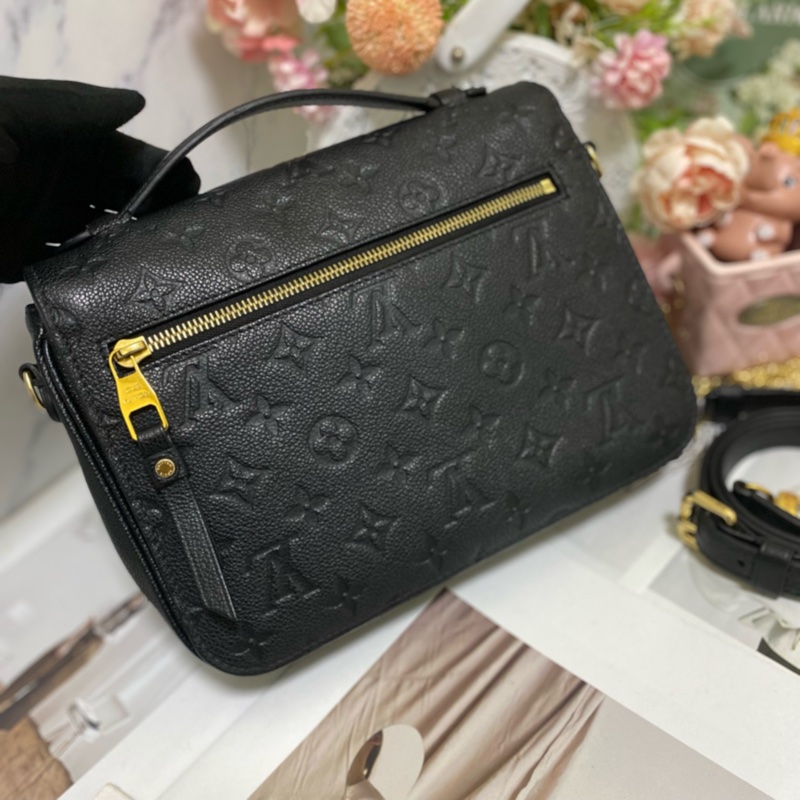 LV POCHETTE METIS 牛皮黑壓紋郵差包🏅-8