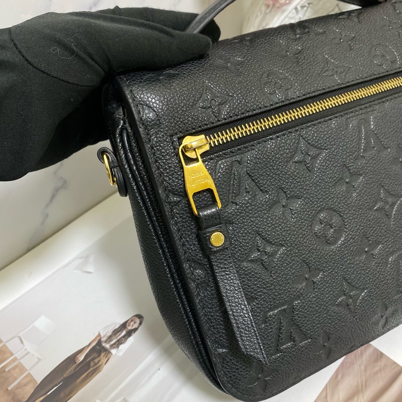 LV POCHETTE METIS 牛皮黑壓紋郵差包🏅-9