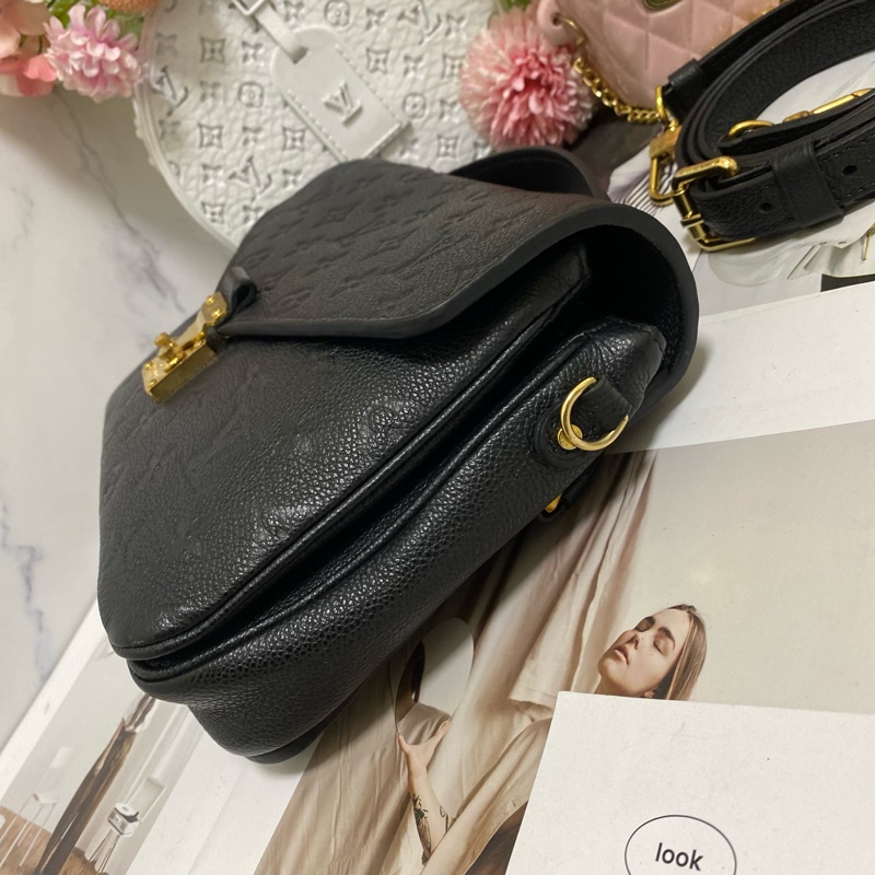 LV POCHETTE METIS 牛皮黑壓紋郵差包🏅-11