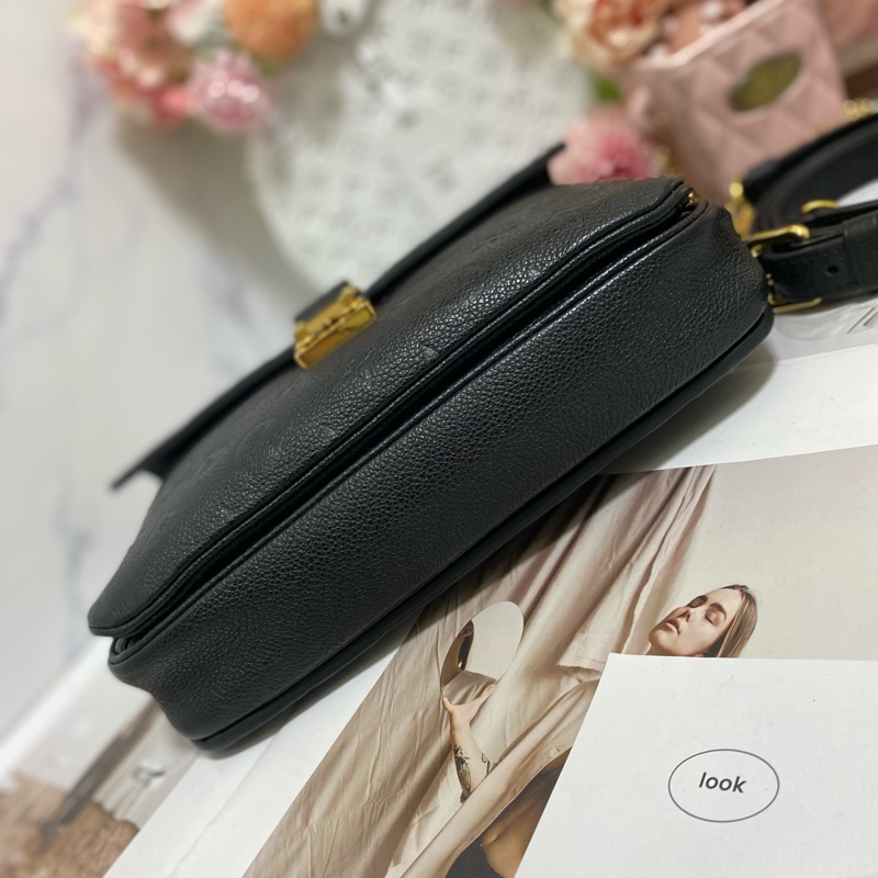 LV POCHETTE METIS 牛皮黑壓紋郵差包🏅-12