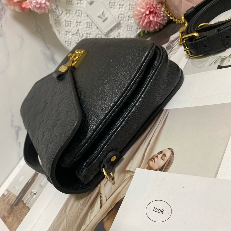 LV POCHETTE METIS 牛皮黑壓紋郵差包🏅-13