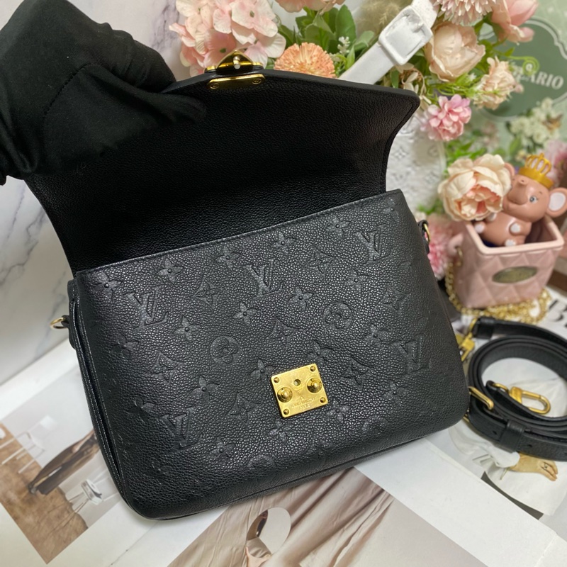 LV POCHETTE METIS 牛皮黑壓紋郵差包🏅-17