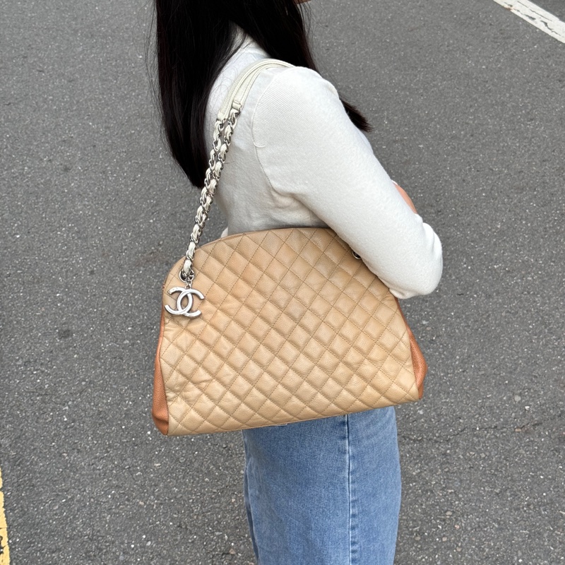 【魚子醬牛皮😍】 Chanel 香奈兒 保齡球包 可斜背+肩背 專櫃23萬！-0