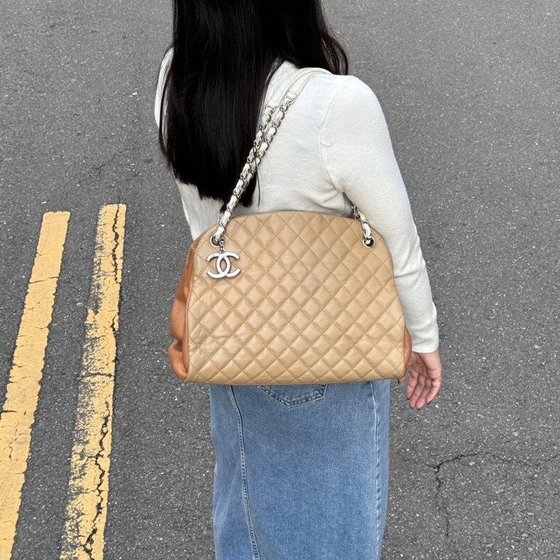 【魚子醬牛皮😍】 Chanel 香奈兒 保齡球包 可斜背+肩背 專櫃23萬！-2