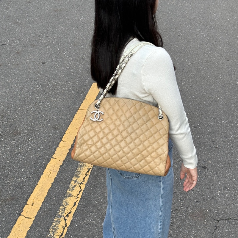 【魚子醬牛皮😍】 Chanel 香奈兒 保齡球包 可斜背+肩背 專櫃23萬！-4