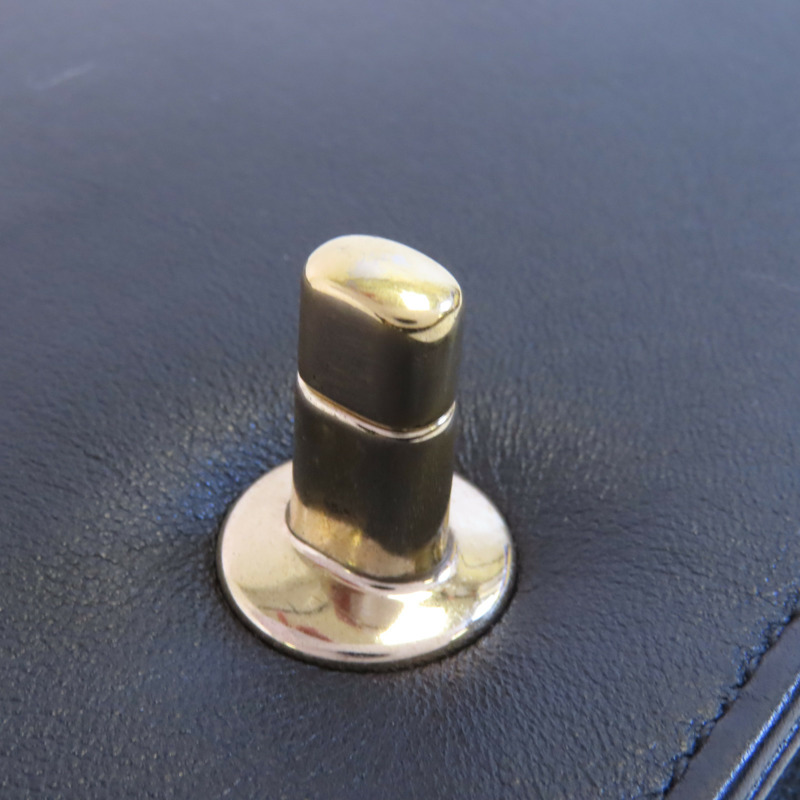 CHANEL 牛皮皮革Chain Shoulder金扣鏈帶肩背袋-11